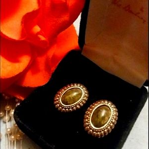 JADE Base trimmed in Gold Earring